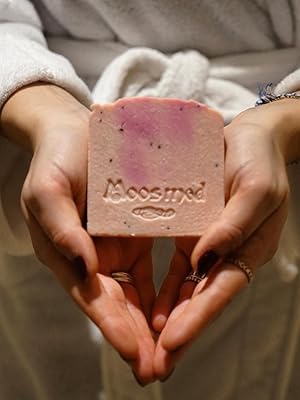 Handgesiedeter Bar auf Holzschale